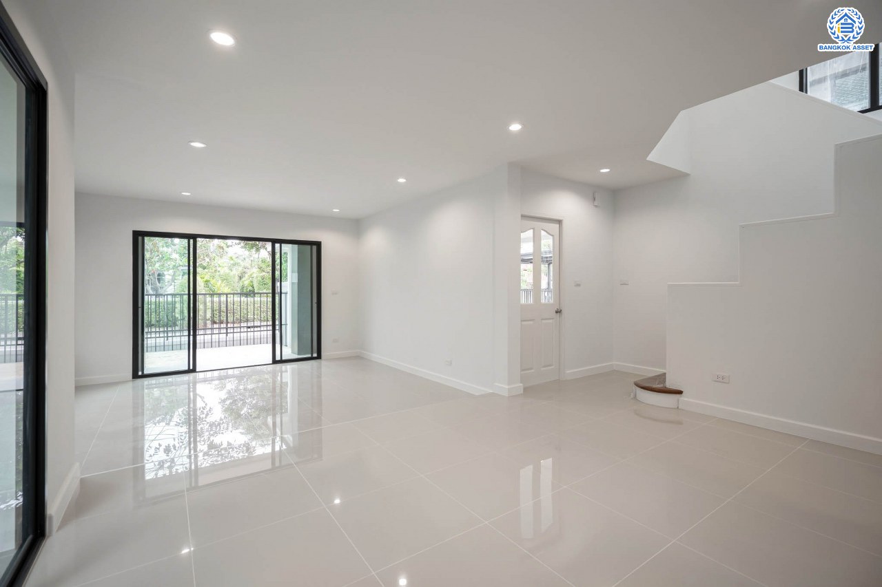 บ้านมือสองตกแต่งใหม่ แบรนด์ LH โครงการ ชัยพฤกษ์ บางบัวทอง หลังใหญ่ วิวสวนสาธารณะ เนื้อที่ 55.5 ตร.ว. ฟังก์ชัน 3 ห้องนอน 3 ห้องน้ำ 1 ห้องแม่บ้าน จอดรถได้ 1 คัน พร้อม Facilities ครบครัน บนทำเลเดินทางสะดวก ติดถนนบางกรวย-ไทรน้อย ใกล้เซ็นทรัลเวสต์เกต และรถไฟฟ้าสายสีม่วง "สถานีบางพลู"